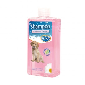 De hondenshampoo van Duvo+ is geschikt voor puppy's met een normale tot zeer gevoelige huid, dankzij zijn zeer milde samenstelling. De shampoo is bovendien ook zeer zuinig in gebruik, droogt de vacht niet uit en geeft een prachtige glans. Het extract van kamille laat je puppy heerlijk fris ruiken. 0% parabenen.