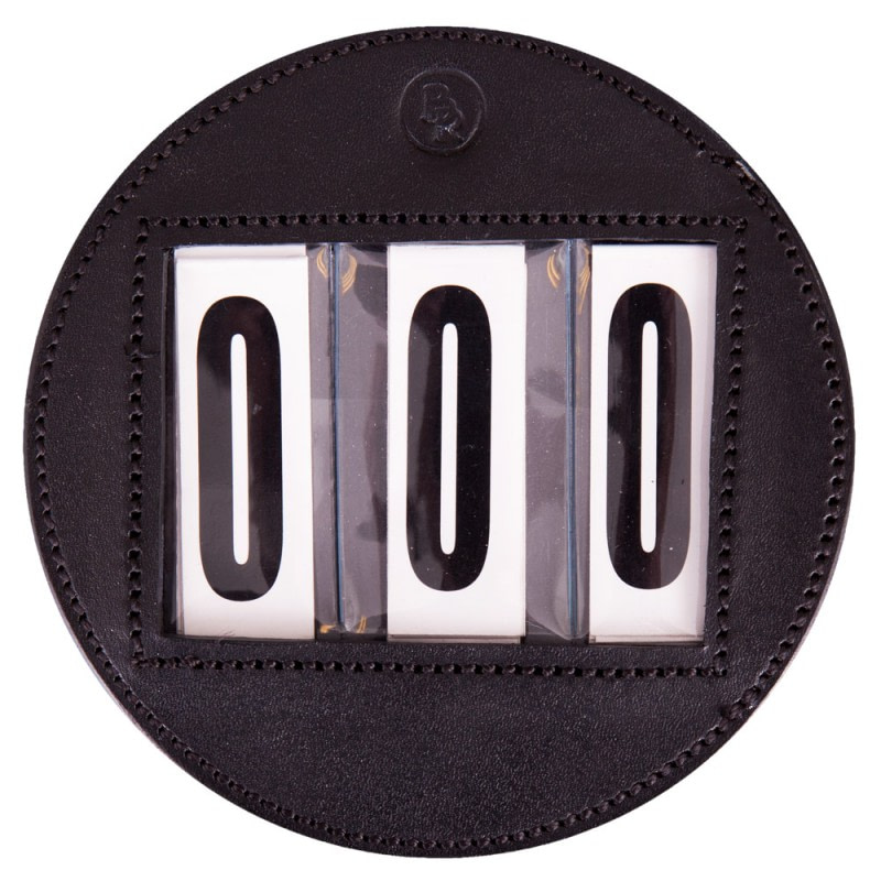 Startnummer in ronde lederen hoes, eenvoudig aan het hoofdstel te bevestigen met behulp van twee klittenbandsluitingen. Kan ook bevestigd worden aan het zadeldek met behulp van een grote veiligheidsspeld. De nummers zijn duidelijk leesbaar en verwisselbaar van 000 t/m 999. De luxe hoes heeft een diameter van 11 cm.